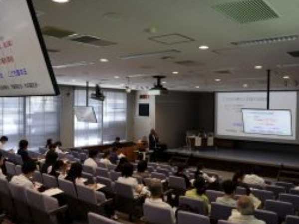 こどもに関わる専門職を
目指す人たちへ